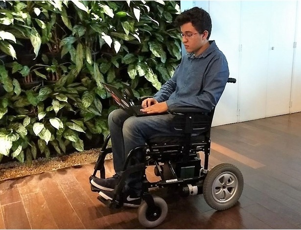 Pessoa com deficiência 2 trabalhando em um computador